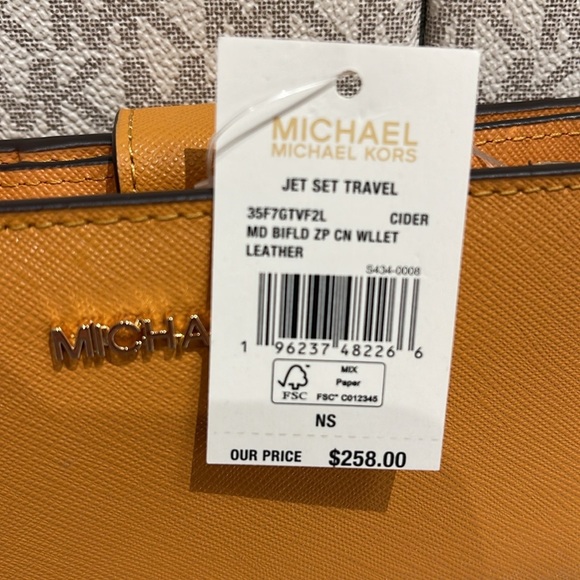 MICHAEL KORS
Medium Crossgrain Leather Wallet
Cider
NWT - Picture 16 of 16